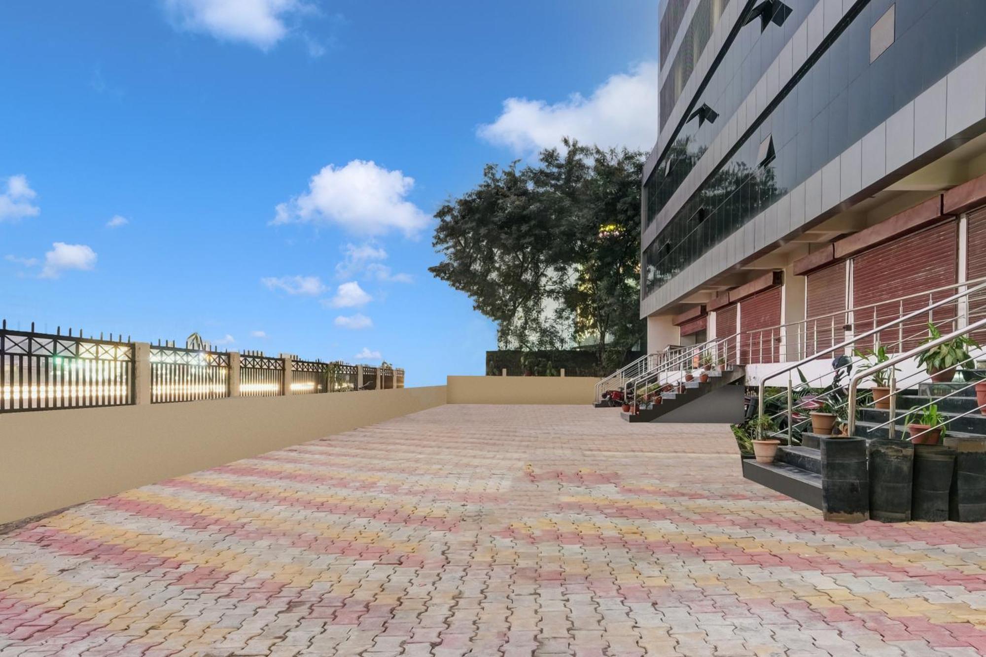 Townhouse Oak Sarusajai Stadium Dispur Экстерьер фото